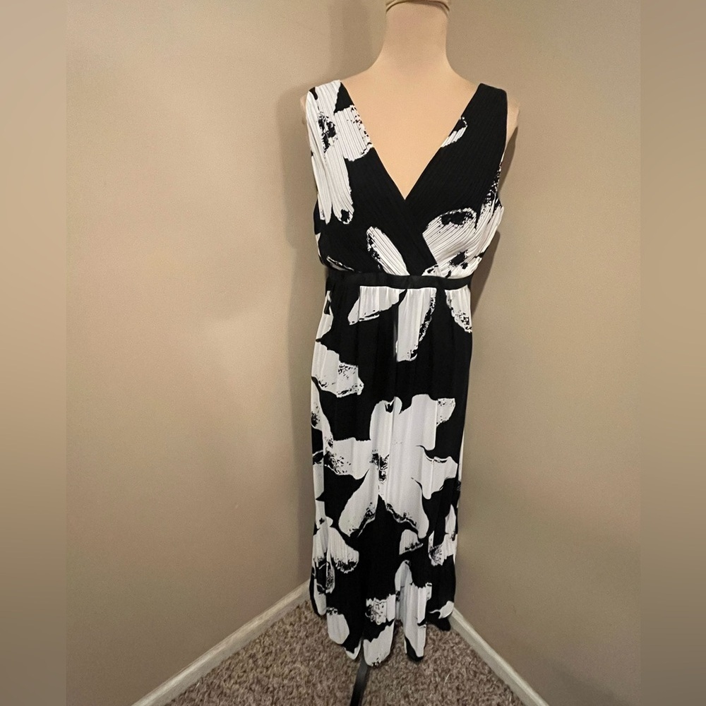 NWT Chico's Black and White Abstract Maxi Dress, Chico size 2 (US size 8-10)